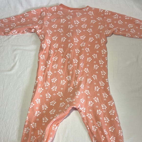 Tuffy - Peach Baby Onesie with Floral Pattern and embroidered bunny - Picture 4 of 5